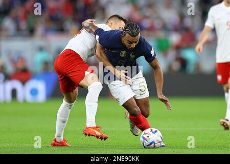 DOHA, QATAR - DÉCEMBRE 04 : Przemyslaw Frankowski, Jules Kounde lors de la coupe du monde de la FIFA Qatar 2022 Round of 16 match entre la France et la Pologne au stade Al Thumama sur 4 décembre 2022 à Doha, Qatar. (Photo par MB Media) Banque D'Images