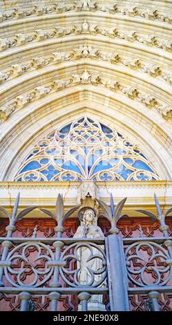 Détail de l'architecture, de la grille et de la porte de la cathédrale de style gothique de Barcelone, Catalunya, Espagne, Europe Banque D'Images