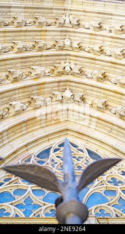 Détail de l'architecture, de la grille et de la porte de la cathédrale de style gothique de Barcelone, Catalunya, Espagne, Europe Banque D'Images