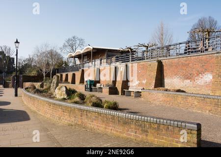 Café Sunshine, Diamond Jubilee Gardens, Water Lane, Twickenham, TW1, Londres, Angleterre, Royaume-Uni Banque D'Images