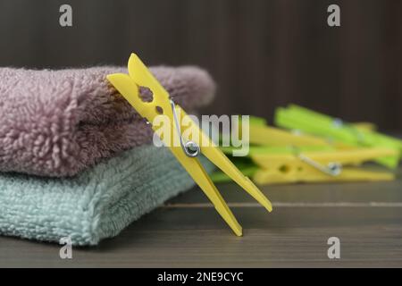 Une corde à linge et des serviettes sur une table en bois. Espace pour le texte Banque D'Images