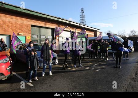 Ambulanciers à une ligne de piquetage à Gateshead le premier jour de la grève de masse des ambulanciers impliquant des membres de GMB où des milliers sont allés Banque D'Images