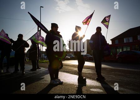 Ambulanciers à une ligne de piquetage à Gateshead le premier jour de la grève de masse des ambulanciers impliquant des membres de GMB où des milliers sont allés Banque D'Images