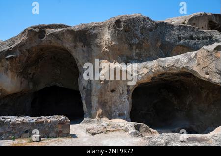 Le complexe de grottes d'Uplistsikhe près de Gori, Géorgie. Ancienne ville rock-hewn dans l'est de la Géorgie. Site gastronomique géorgien. Banque D'Images