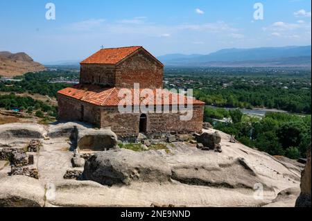 Vue sur la basilique de trois-nef du 9th 10th siècle Uplistsikhe et la vallée de la rivière Mtkvari, Shida Kartli, Gori, Géorgie. Banque D'Images