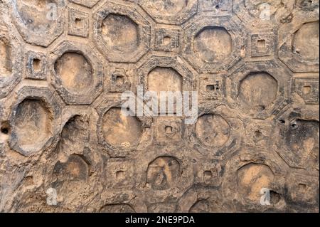 Vue sur un ancien ornement sculpté dans le plafond de la grotte, photo en gros plan. Uplistsikhe Banque D'Images