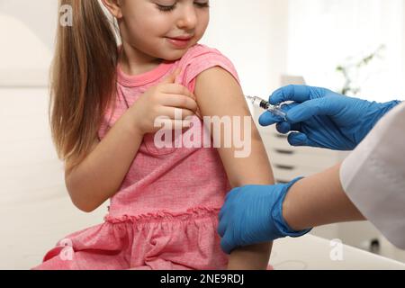 Médecin qui donne l'injection à la petite fille à l'hôpital. Concept de vaccination Banque D'Images