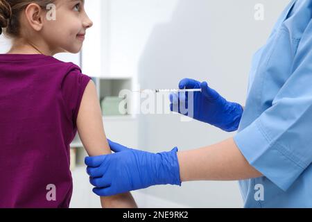 Médecin donnant l'injection à la petite fille à l'hôpital, gros plan. Concept de vaccination Banque D'Images