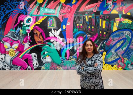 Londres, Royaume-Uni. 16 février 2023. L'artiste de rue Lady Pink avec son installation Graffiti Experience, 2023, à l'avant-première de Beyond the Streets, une nouvelle exposition à la Saatchi Gallery présentant des œuvres de plus de 100 artistes internationaux dans ce qui est décrit comme l'exposition la plus complète de graffitis et d'art de rue à ouvrir au Royaume-Uni. Le spectacle se déroulera du 17 février au 9 mai 2023. Credit: Stephen Chung / Alamy Live News Banque D'Images