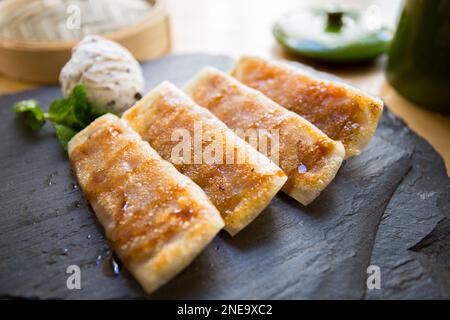 Pâte de briques farcie à la pomme et à la cannelle. Banque D'Images