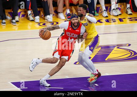 Los Angeles, États-Unis. 15th févr. 2023. La Nouvelle-Orléans Pelicans avance Brandon Ingram (L) contre Los Angeles le garde de Lakers Malik Beasley (R) lors d'un match de basketball de la NBA à Los Angeles. Crédit : SOPA Images Limited/Alamy Live News Banque D'Images