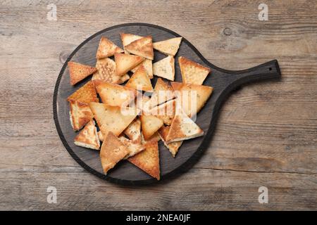 De délicieux chips de pita sur une table en bois, vue sur le dessus Banque D'Images