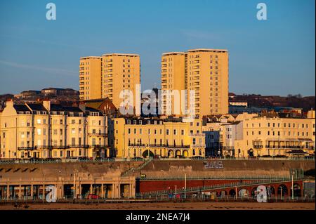 Brighton Seafront Regency bâtiments conseil domaine blocs d'appartements derrière Banque D'Images