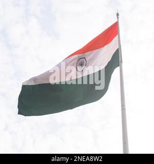 Drapeau de l'Inde en vol haut à Connaught place avec fierté dans le ciel bleu, drapeau de l'Inde en vol, drapeau indien à l'indépendance jour et la République de l'Inde jour, TI Banque D'Images