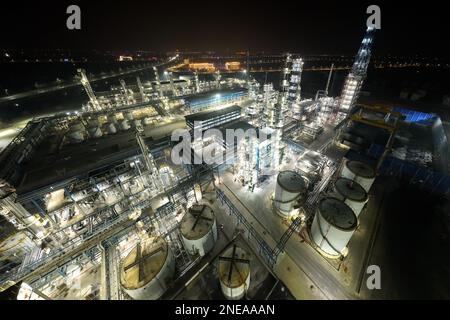BINZHOU, CHINE - 16 FÉVRIER 2023 - une photo aérienne montre une raffinerie de pétrole éclairée de nuit à Binzhou, dans la province du Shandong de l'est de la Chine, le 16 février 2023. Banque D'Images
