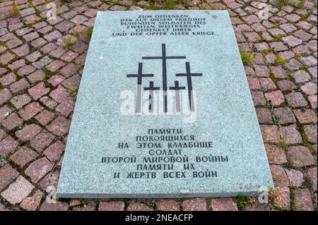 MOURMANSK, RUSSIE - 18 SEPTEMBRE 2021 : plaque commémorative, cimetière russo-allemand à Pechenga.Seconde Guerre mondiale Banque D'Images