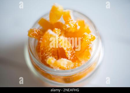 Bâtonnets d'orange confits dans du sucre servi dans un verre. Banque D'Images