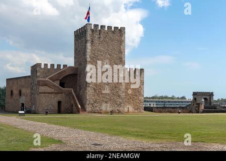 Saint Domingue, République Dominicaine - 28 décembre 2022: Vue sur la forteresse de style médiéval construite au 16th siècle, appelée Fortaleza Ozama, Santo D. Banque D'Images