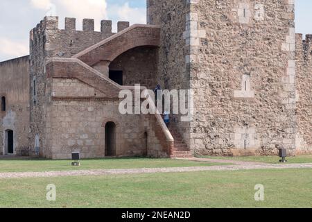 Saint Domingue, République Dominicaine - 28 décembre 2022: Vue sur la forteresse de style médiéval construite au 16th siècle, appelée Fortaleza Ozama, Santo D. Banque D'Images