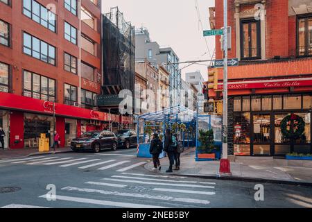 New York, Etats-Unis - 21 novembre 2022: Personnes marchant dans Little Italy, un quartier de Lower Manhattan dans la ville de New York, connu pour sa grande pop italienne Banque D'Images