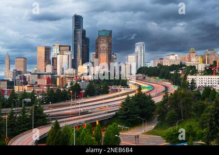 Seattle, Washington, États-Unis, le centre-ville et les autoroutes au crépuscule. Banque D'Images