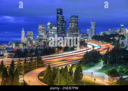 Seattle, Washington, États-Unis, le centre-ville et les autoroutes au crépuscule. Banque D'Images