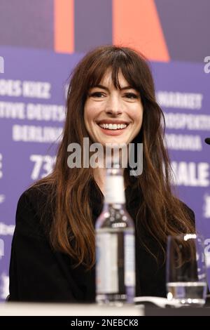 Anne Hathaway parle à la conférence de presse « She Fest to Me » lors du Berlinale International film Festival Berlin 73rd au Grand Hyatt Hotel le février Banque D'Images