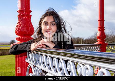 Une femme belle et à la mode passe la journée à prendre sa photo le long de Dundee's Riverside lors d'une journée très venteuse en Écosse, au Royaume-Uni Banque D'Images