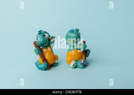 Tyumen, Russie-15 février 2023: Kinder surprise jouet dinosaures. Collection de jouets surprise Kinder. Banque D'Images