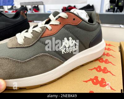 Tyumen, Russia-23 janvier 2023: Nouvelles chaussures décontractées pour hommes de la marque Kappa italienne. Mise au point sélective Banque D'Images