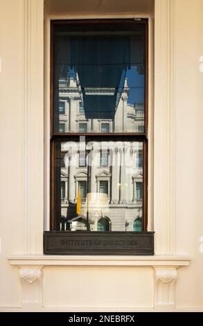 Une fenêtre sur la façade de l'Institut des directeurs (IOD), 116 Pall Mall, Londres; conçu par John Nash en 1828, anciennement United Service Club. Banque D'Images