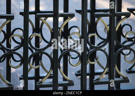 Détail de la clôture en métal peint. Porte en fer forgé avec motif géométrique Banque D'Images