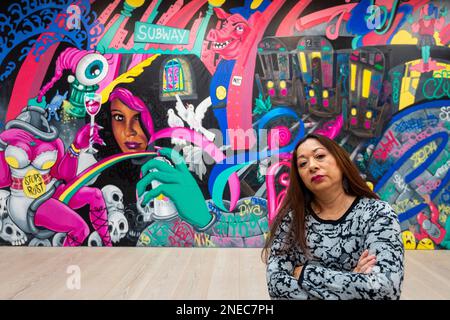 Londres, Royaume-Uni. 16 février 2023. L'artiste de rue Lady Pink avec son installation Graffiti Experience, 2023, à l'avant-première de Beyond the Streets, une nouvelle exposition à la Saatchi Gallery présentant des œuvres de plus de 100 artistes internationaux dans ce qui est décrit comme l'exposition la plus complète de graffitis et d'art de rue à ouvrir au Royaume-Uni. Le spectacle se déroulera du 17 février au 9 mai 2023. Credit: Stephen Chung / Alamy Live News Banque D'Images