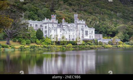 L'abbaye de Kylemore, magnifique château blanc avec une réflexion floue dans le lac. Monastère bénédictin fondé en 1920, Connemara, Galway, Irlande Banque D'Images