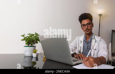 Brésilien Noir médecin ou vétérinaire travaillant à domicile. Banque D'Images