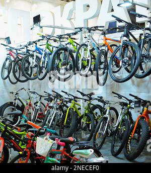 Des vélos pour enfants sont présentés sur un stand lors de la Bike Expo-2019. 8 mars 2019. Kiev, Ukraine Banque D'Images