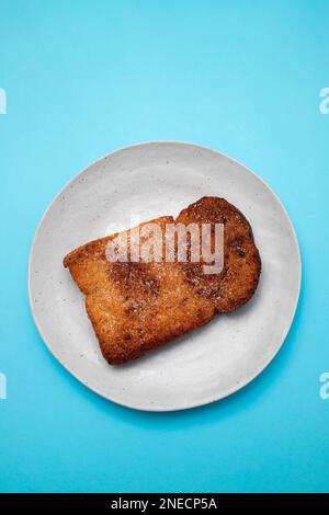 Pain cuit ou frit avec du sucre et de la cannelle. Dessert appelé Rabanada, cuisine du Portugal. Banque D'Images