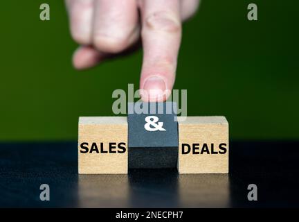 Les cubes en bois forment l'expression « sales and deals ». Banque D'Images