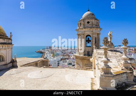 Vue sur la ville et Torre de Poniente depuis le toit de la cathédrale de Cadix. Cadix, Costa de la Luz, Andalousie, Espagne. Banque D'Images