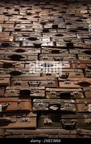 Mur de valises de victimes déportées dans des camps de concentration allemands, exposition au Musée de la Seconde Guerre mondiale à Gdansk, Pologne. Banque D'Images