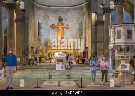 Intérieur de l'église de San Michele al Foro. L'église a été construite sur les vestiges de l'ancien forum romain. Lucca, Toscane, Italie Banque D'Images