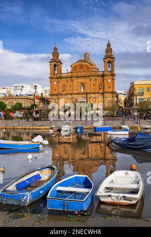 Ville de Msida à Malte, St. Église Joseph, église paroissiale de style baroque de 1889 et bateaux à Msida Yacht Marina. Banque D'Images