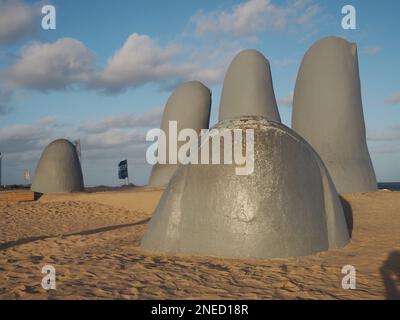 La main, une sculpture célèbre à Punta del este, Uruguay Banque D'Images