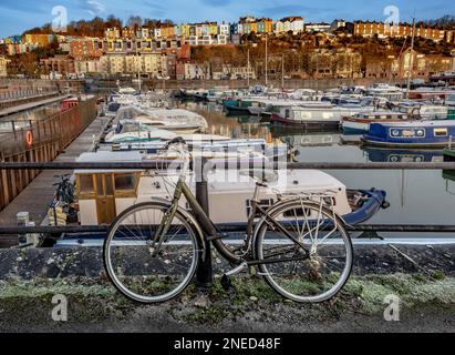 Vélo appuyé contre des rampes métalliques avec Bristol Marina et les maisons colorées Cliftonwood Terrace en arrière-plan, Bristol, Royaume-Uni Banque D'Images