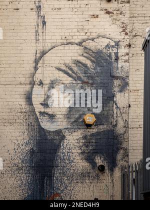 Banksy Bristol Alleyway graffiti murale la fille avec le tympan percé inspiré par la fille de Vermeer avec un Earring Pearl. Bristol. ROYAUME-UNI Banque D'Images