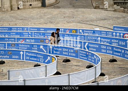 Whorled (ici après ici après ici) est une installation extérieure remarquable par Jitish Kallat. Le travail comprend deux spirales entrecroisées, de 336 mètres de long, qui font écho à la signalisation des routes britanniques et relie notre cour néoclassique emblématique à des endroits de la planète et de l'univers lointain. Ces signes indiquent la distance de Somerset House à des endroits à travers la planète et au-delà, pointant vers des corps célestes, comme la Lune, Mars, et des étoiles lointaines dans la voie lactée. Banque D'Images