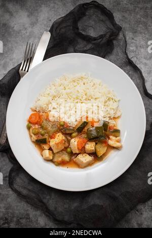 ragoût de légumes et riz bouilli sur une assiette blanche Banque D'Images