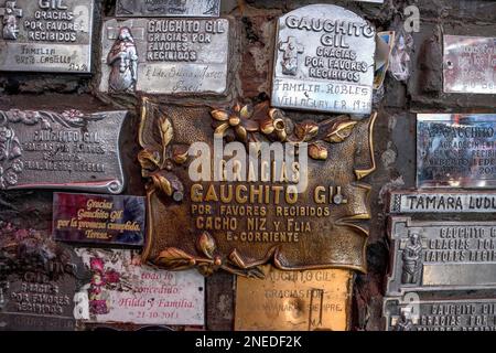 Plaques de noms dans le Sanctuaire du populaire saint Antonio Mamerto Gil Nunez, mieux connu sous le nom de Gauchito Gil, Santuario del Gauchito Gil, Mercedes Banque D'Images