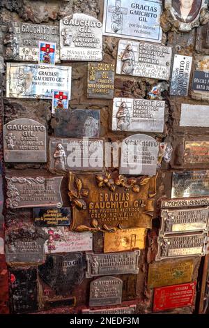 Plaques de noms dans le Sanctuaire du populaire saint Antonio Mamerto Gil Nunez, mieux connu sous le nom de Gauchito Gil, Santuario del Gauchito Gil, Mercedes Banque D'Images