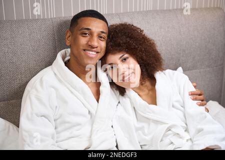 Portrait d'un beau jeune couple dans des peignoirs Banque D'Images